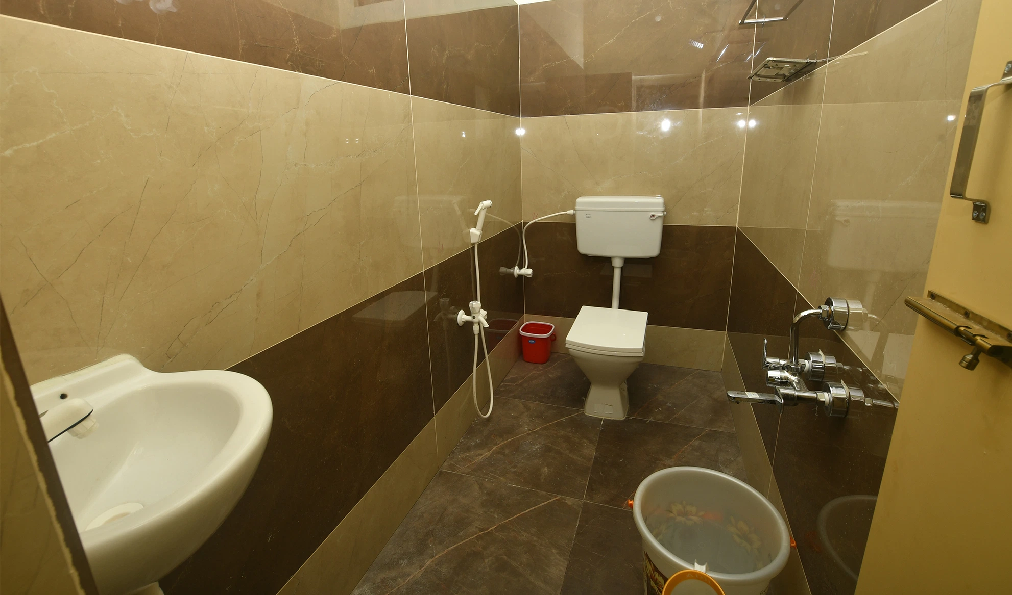 Modern Bathroom at Pranav Homestay in Tiruvannamalai